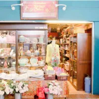 Kebaya dresses, beaded shoes, and porcelain tea sets on display at the Peranakan Heritage Gallery, which showcases traditional Nyonya craftsmanship.(Photo /centralmarket.com) Kebaya dresses, beaded shoes, and porcelain tea sets on display at the Peranakan Heritage Gallery, which showcases traditional Nyonya craftsmanship.(Photo /centralmarket.com)