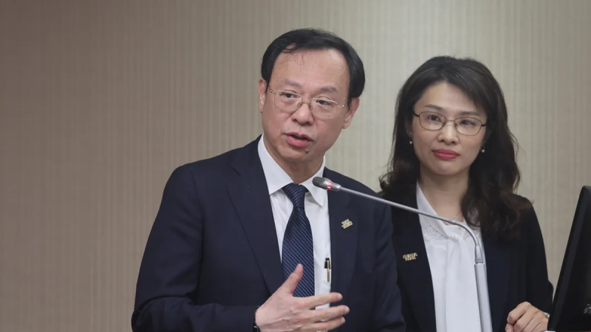 衛福部長衛福部長石崇良(左)2日表示,油在4月製造時業者自主檢驗合格,後下游業者「南僑」發現異常,推測應是製程出問題。(中央社)