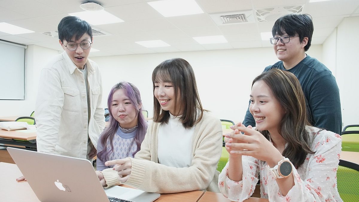 北分署委外職前訓練113年度開辦100個班次。小雯(左3)參加「AI應用工程師班」與小組成員獲得機器人大賽冠軍,得到創業獎金和資源。(圖/勞動力發展署北分署提供) 北分署委外職前訓練113年度開辦100個班次。小雯(左3)參加「AI應用工程師班」與小組成員獲得機器人大賽冠軍,得到創業獎金和資源。(圖/勞動力發展署北分署提供)