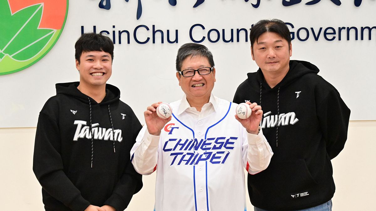 新竹縣長楊文科親自向中華隊總教練曾豪駒及投手王志煊表達鼓勵、敬佩之意。(圖/新竹縣政府提供) 新竹縣長楊文科親自向中華隊總教練曾豪駒及投手王志煊表達鼓勵、敬佩之意。(圖/新竹縣政府提供)