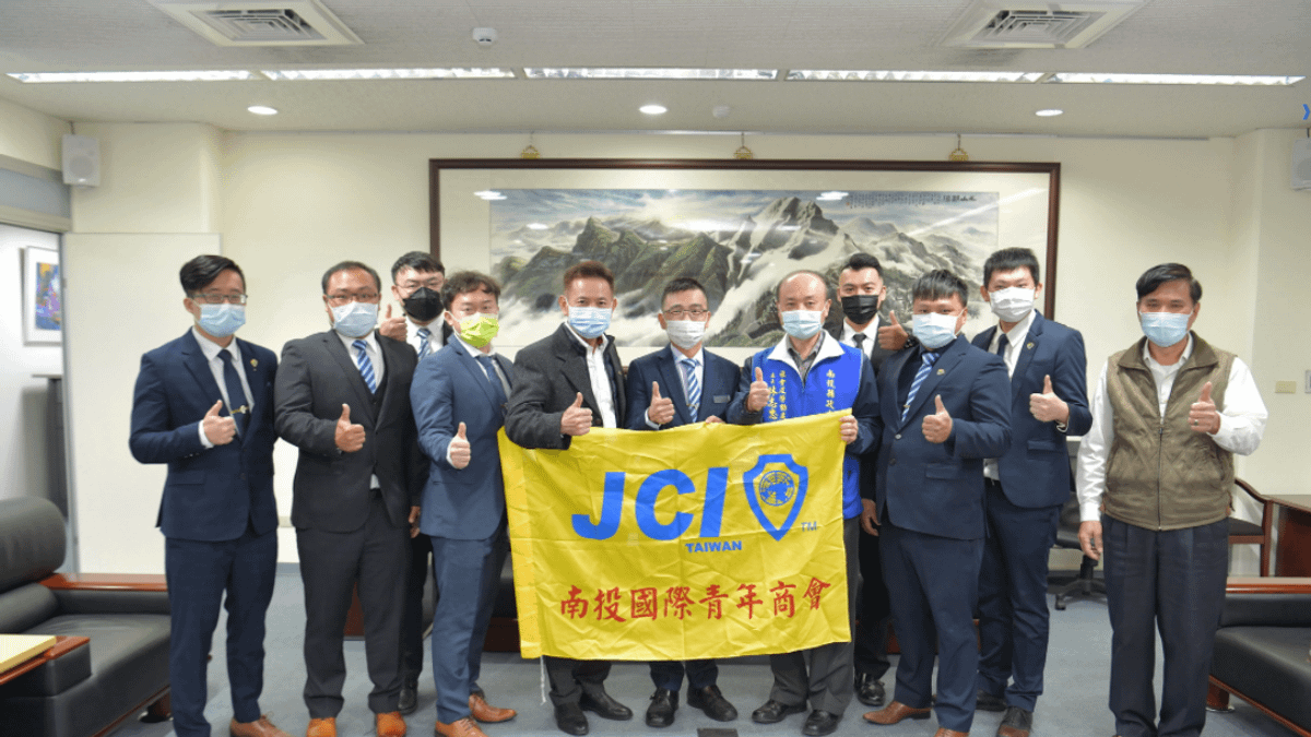 社團法人南投國際青年商會,今(12)日在會長游昆諭帶領下,至縣府拜會社會及勞動處長林志忠,雙方就今年度活動規劃進行意見交流。(圖/南投縣政府) 社團法人南投國際青年商會,今(12)日在會長游昆諭帶領下,至縣府拜會社會及勞動處長林志忠,雙方就今年度活動規劃進行意見交流。(圖/南投縣政府)
