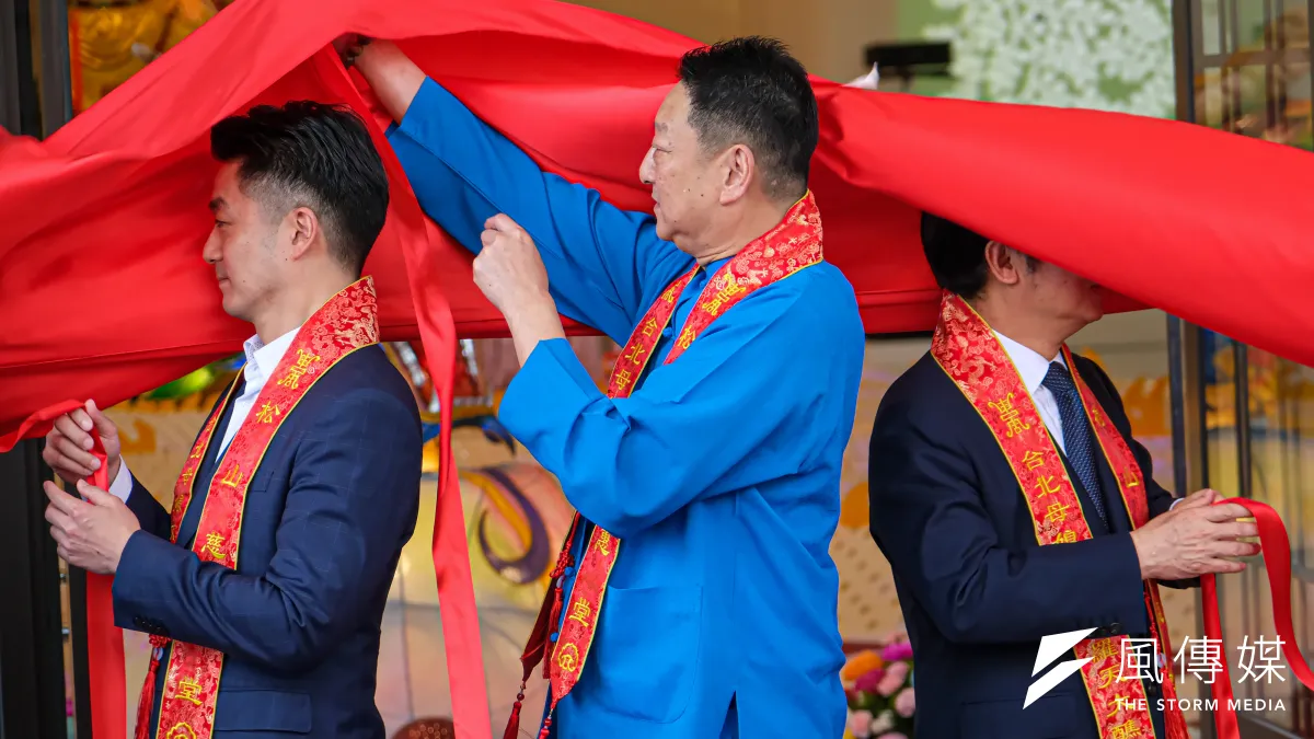 面對綠營大罷免與司法追殺,在野陣營對於倒閣仍莫衷一是,藍白不妨共舉「罷賴總路線」,極大化動員出「反賴」的民意。圖為19日松山慈惠堂母娘文化館揭匾儀式,紅布意外蓋住賴清德總統(右)的頭。(劉偉宏攝)