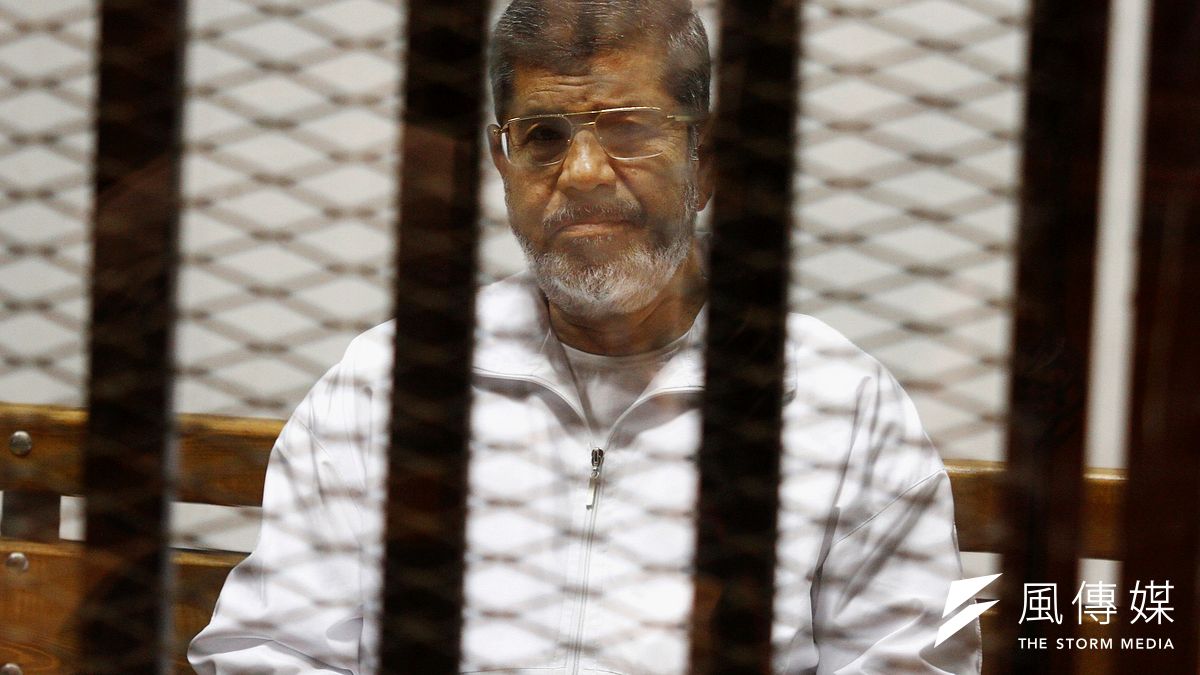 2014年5月,埃及前總統穆爾西(Mohamed Morsi)受審(AP) 2014年5月,埃及前總統穆爾西(Mohamed Morsi)受審(AP)