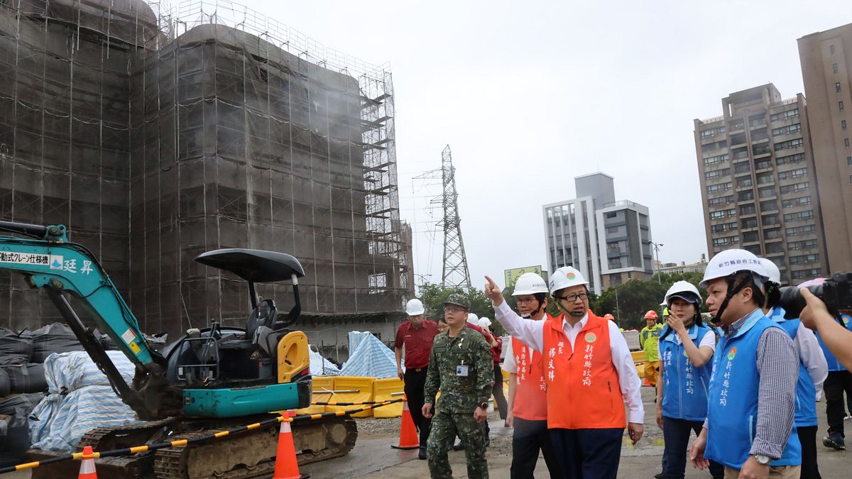 新竹縣長楊文科視察興建中的文興完全中學,了解校園工地防颱整備情形。(圖/新竹縣政府提供) 新竹縣長楊文科視察興建中的文興完全中學,了解校園工地防颱整備情形。(圖/新竹縣政府提供)