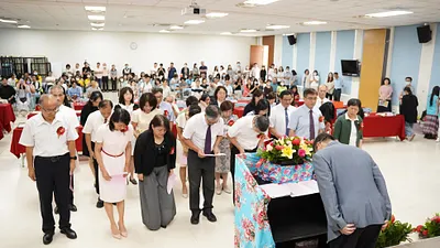 竹縣113學年度國中小學新卸任校長31日交接,縣長楊文科對校長們深深一鞠躬,勉勵所有校長勇於承擔、莫忘初心。(圖/新竹縣政府提供)