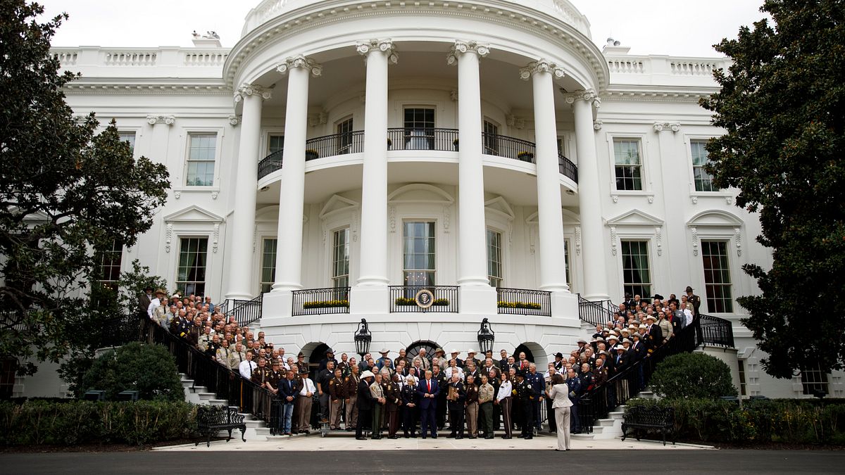 一旦進入美國白宮,「總統」就被經驗、責任、抱負以及創傷挫折緊緊綁在一起,並成為「總統俱樂部」的一員,縱然前任總統們四散各地,仍會與現任總統互通聲息、不時安排會面,總統俱樂部成為美國總統發揮權力的一項重要工具。圖為美國白宮。(資料照,AP) 一旦進入美國白宮,「總統」就被經驗、責任、抱負以及創傷挫折緊緊綁在一起,並成為「總統俱樂部」的一員,縱然前任總統們四散各地,仍會與現任總統互通聲息、不時安排會面,總統俱樂部成為美國總統發揮權力的一項重要工具。圖為美國白宮。(資料照,AP)