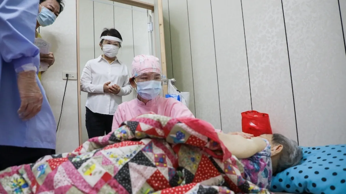 台中市啟動「到宅接種」服務,市長盧秀燕往西屯區一處失能8級、行動不便的90歲黃張阿嬤家裡,關心疫苗接種狀況。(圖/台中市政府提供)