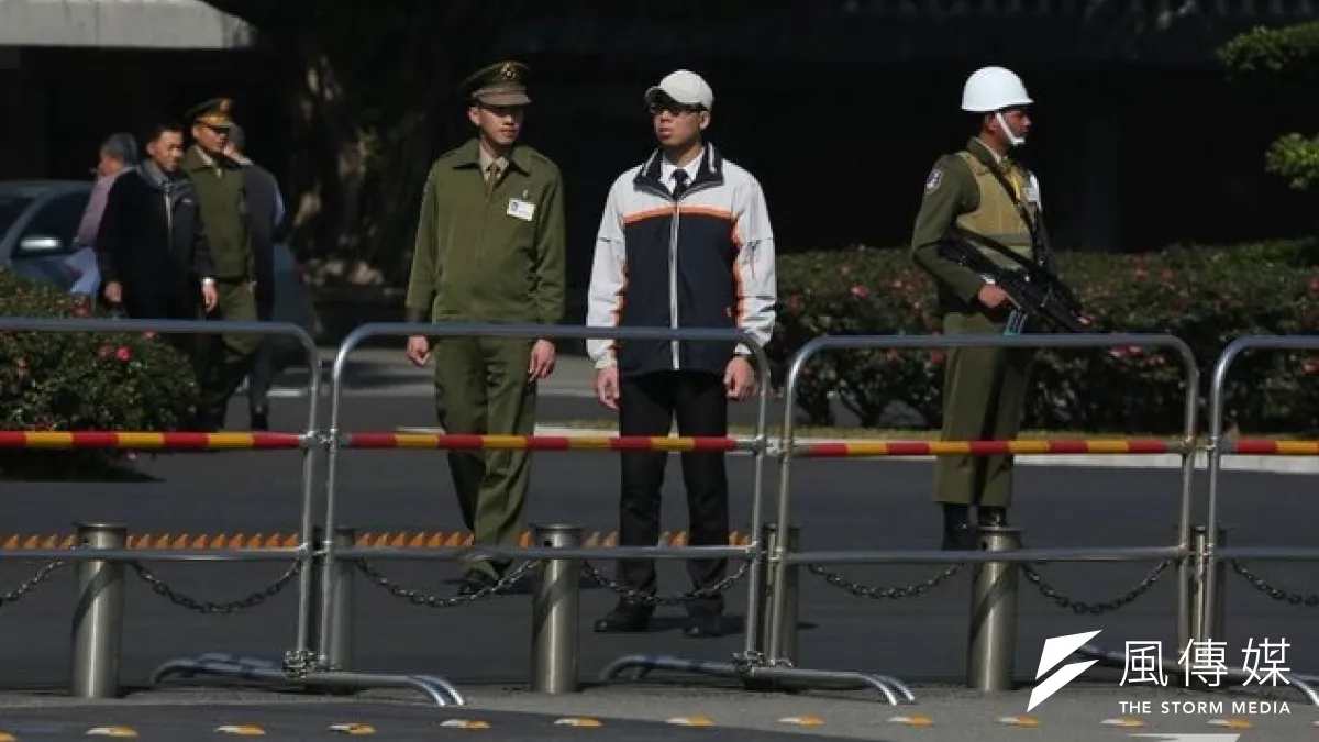 繼張德正駕駛砂石車衝撞總統府大門事件後,今(13)又傳出有人開車意圖撞總統府。(余志偉攝)