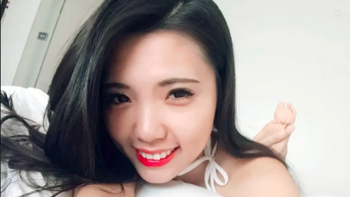 人稱「戳戳妹」的葉芝邑年僅24歲,是柯文哲的隨行秘書,只要是公開行程就算是假日也看得到她的身影。(取自葉芝邑臉書) 人稱「戳戳妹」的葉芝邑年僅24歲,是柯文哲的隨行秘書,只要是公開行程就算是假日也看得到她的身影。(取自葉芝邑臉書)