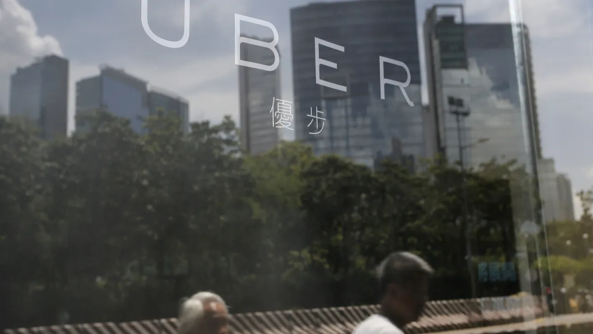 相較於國內合法計程車業者必須擔負許多成本,Uber除了被取締所造成財務損失及駕駛人吊扣駕照外,其餘的責任重擔似乎都放在乘客的身上,政府該如何面對這道難題?(美聯社)