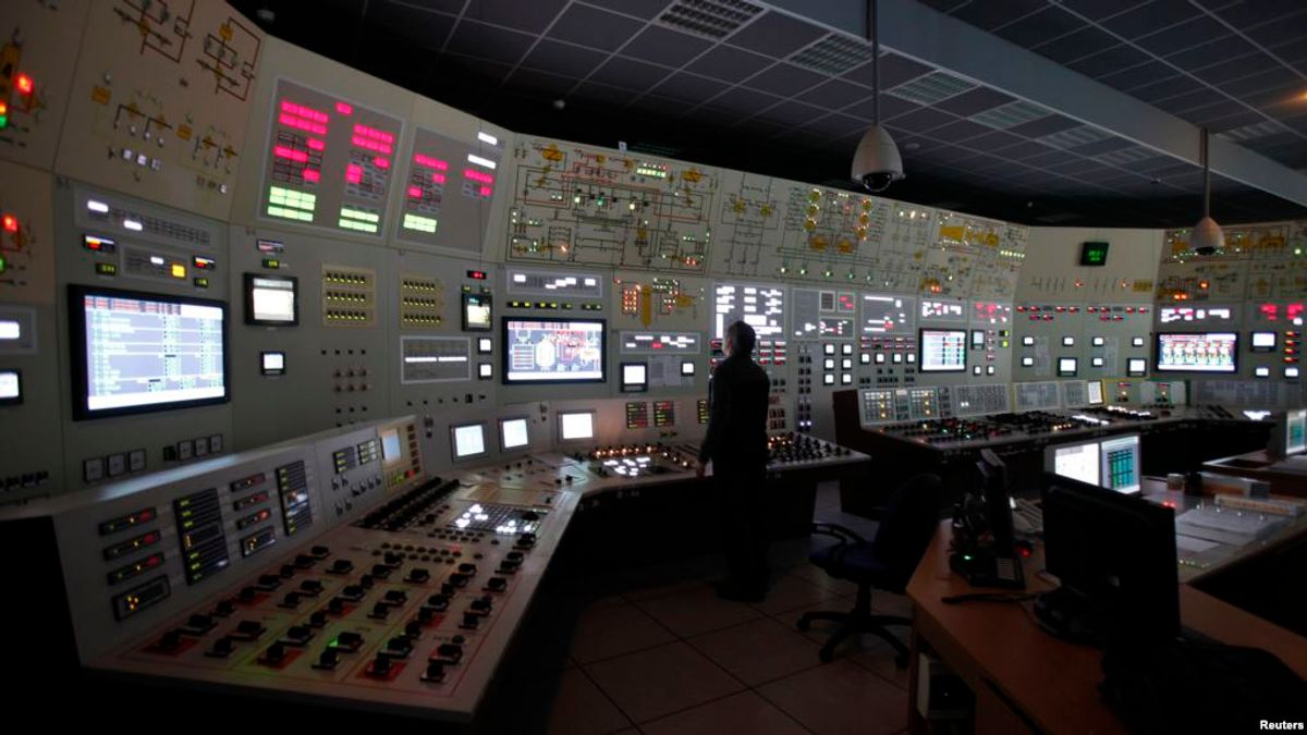 一名工作人員在位於捷克的杜科瓦尼核電站控制室內。(美國之音) 一名工作人員在位於捷克的杜科瓦尼核電站控制室內。(美國之音)