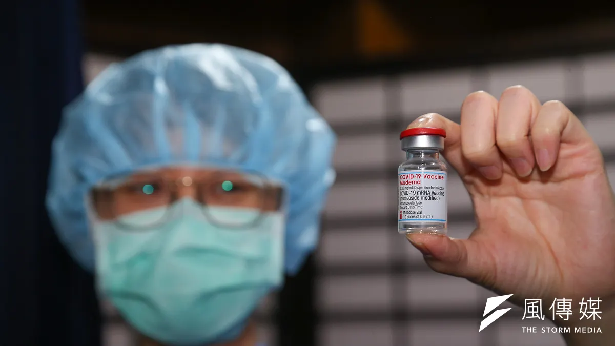 疫情吃緊疫苗奇缺,屢屢爆出在中央指揮中心排序之外,搶打偷打疫苗之事。(顏麟宇攝)