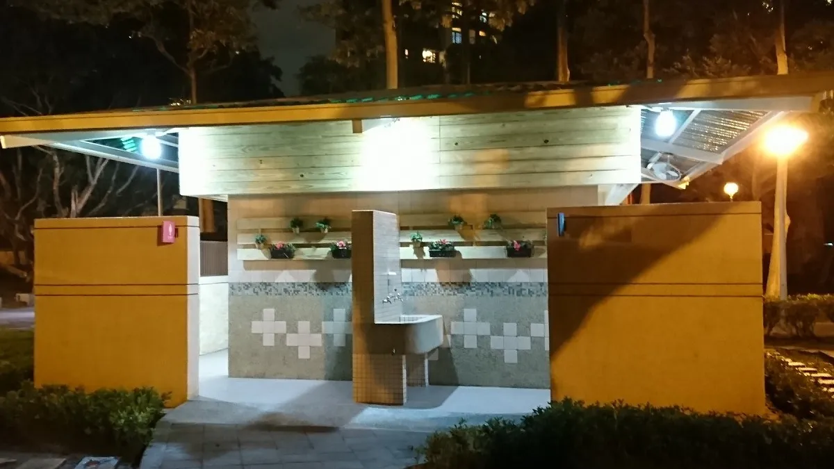 板橋石雕公園公廁獲好評 民眾讚嘆宛如夜間一顆明珠