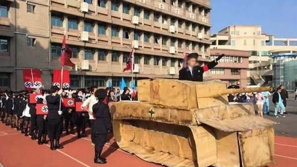 新竹市光復高中高舉納粹旗 (資料照,取自網路截圖) 新竹市光復高中高舉納粹旗 (資料照,取自網路截圖)