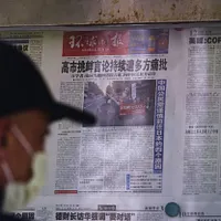 2025年11月17日、北京市民が高市早苗氏の対台湾発言に関するニュースを読む様子。(写真/AP通信提供) 2025年11月17日、北京市民が高市早苗氏の対台湾発言に関するニュースを読む様子。(写真/AP通信提供)