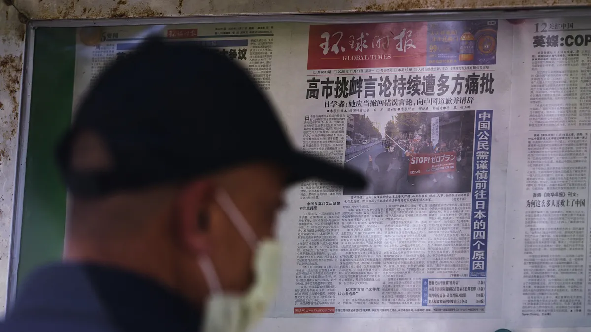 2025年11月17日、北京市民が高市早苗氏の対台湾発言に関するニュースを読む様子。(写真/AP通信提供) 2025年11月17日、北京市民が高市早苗氏の対台湾発言に関するニュースを読む様子。(写真/AP通信提供)