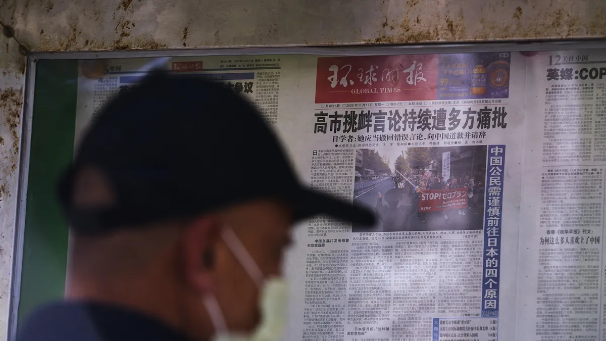 2025年11月17日、北京市民が高市早苗氏の対台湾発言に関するニュースを読む様子。(写真/AP通信提供) 2025年11月17日、北京市民が高市早苗氏の対台湾発言に関するニュースを読む様子。(写真/AP通信提供)