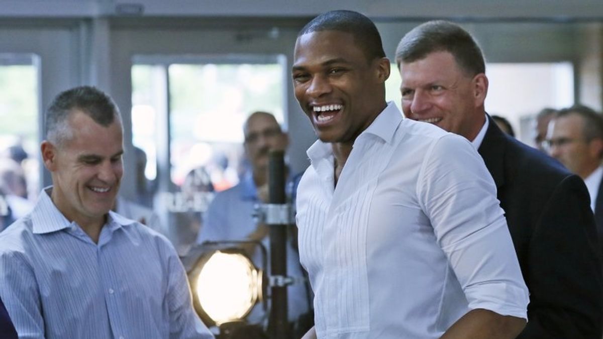 雷霆一哥威斯布魯克(中)與教頭唐納文(左),這個夏天要好好處理球隊麻煩與難題。(美聯社) 雷霆一哥威斯布魯克(中)與教頭唐納文(左),這個夏天要好好處理球隊麻煩與難題。(美聯社)