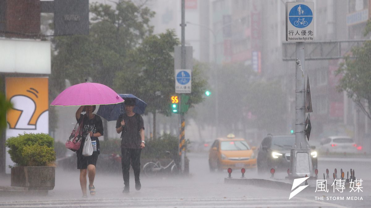 氣象局提醒,18日晚間將有另一波梅雨鋒面接近台灣,北部及東北部地區將轉為短暫陣雨或雷雨。(資料照,顏麟宇攝) 氣象局提醒,18日晚間將有另一波梅雨鋒面接近台灣,北部及東北部地區將轉為短暫陣雨或雷雨。(資料照,顏麟宇攝)