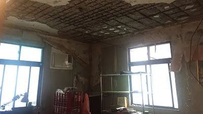 蘆洲水湳街拆除前屋內天花板剝落。(圖/新北市都市更新處提供)