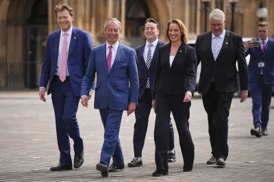 2025年5月6日。從左到右,Richard Tice、改革黨黨魁Nigel Farage、James McMurdock和Lee Anderson在倫敦威斯敏斯特的議會外宣誓就任國會議員。(AP)