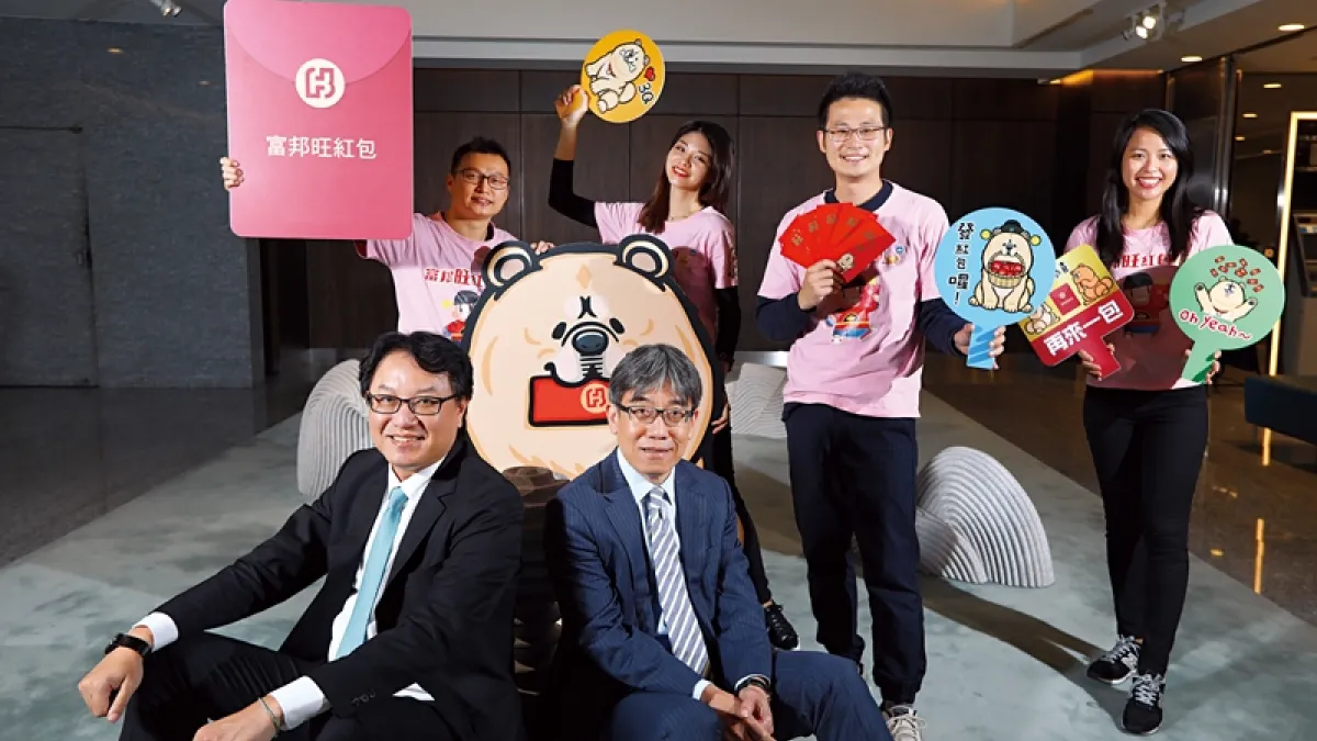 北富銀總經理程耀輝(前排左)主導跨部門腦力激盪,靠「敏捷開發」加速銀行業創新步伐,推線上產品。(攝影者.楊文財)
