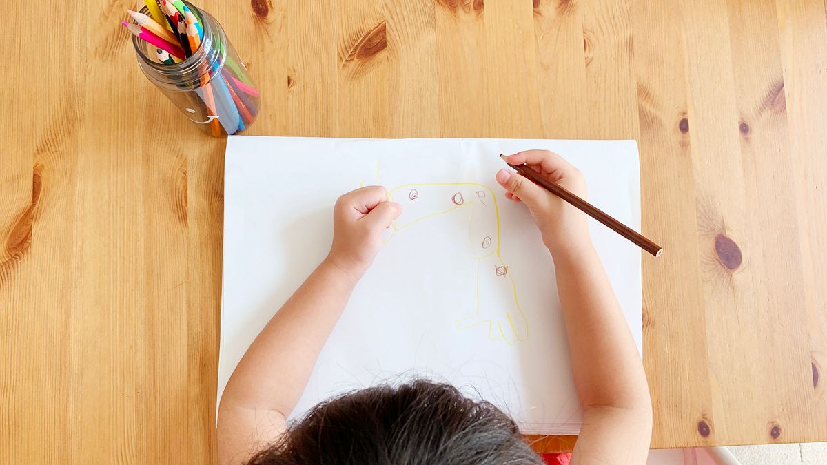 家長可以帶著孩子透過書寫「感恩日記」的方式,培養小孩將注意力聚焦在感恩的事物。(圖/取自photoAC) 家長可以帶著孩子透過書寫「感恩日記」的方式,培養小孩將注意力聚焦在感恩的事物。(圖/取自photoAC)