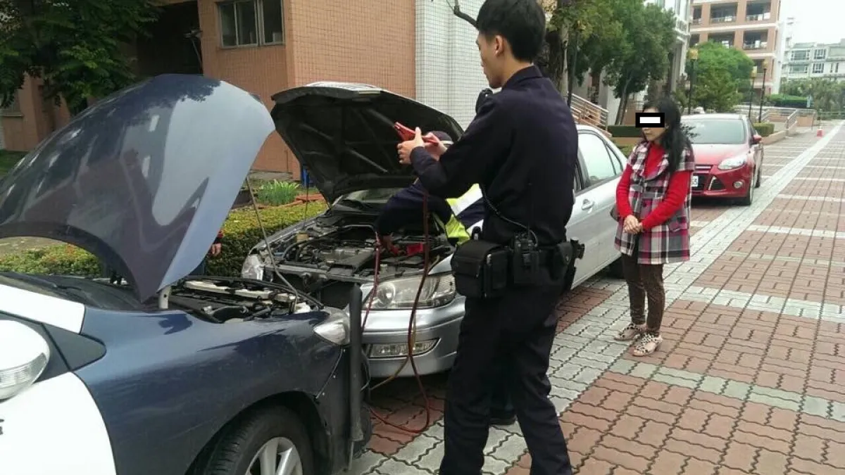 汽車沒電待救援 線上巡邏警力相助