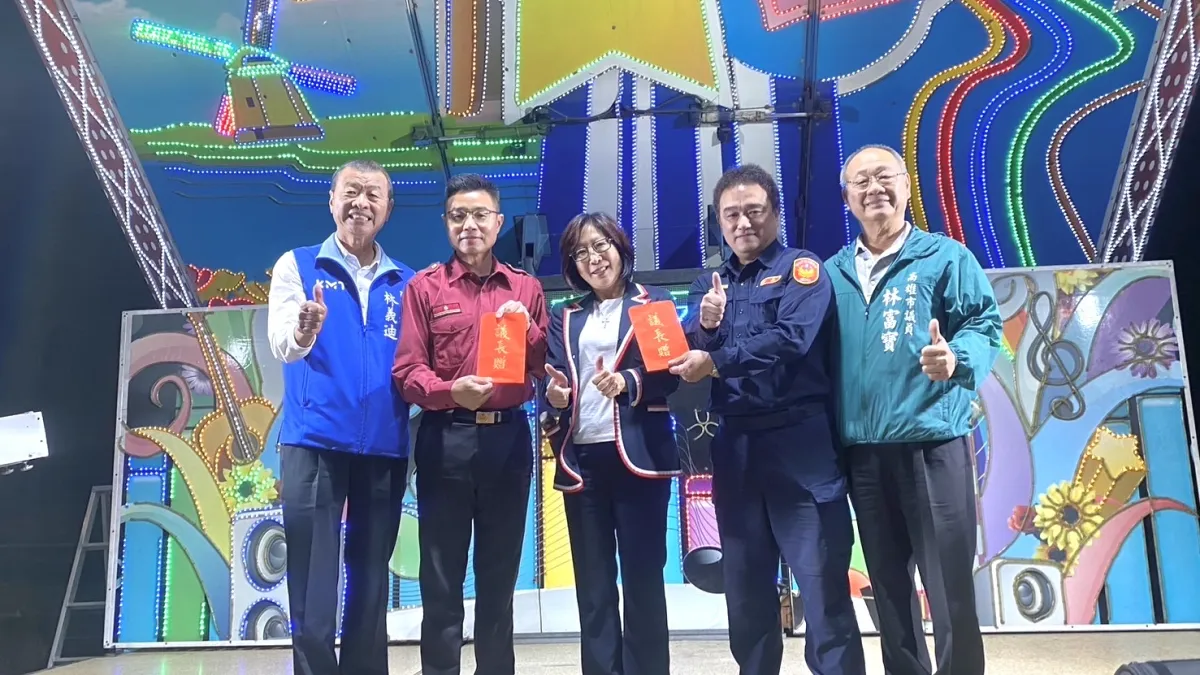 議長康裕成率林義迪及林富寶議員頒贈加菜金予警察局旗山分局內門分駐所以及消防局第六大隊內門分隊,爲基層同仁打氣。(圖/高市議會提供)