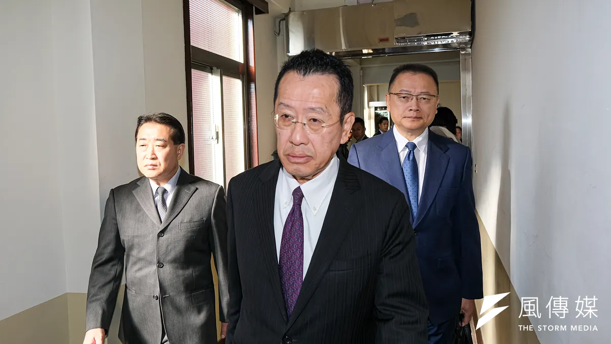 國防部長顧立雄(中)宣示要「以國防帶動經濟效益」,強調可以創造超過4000億元產值、9萬個工作機會,樂得舉國加入這場「軍火派對」。(劉偉宏攝)