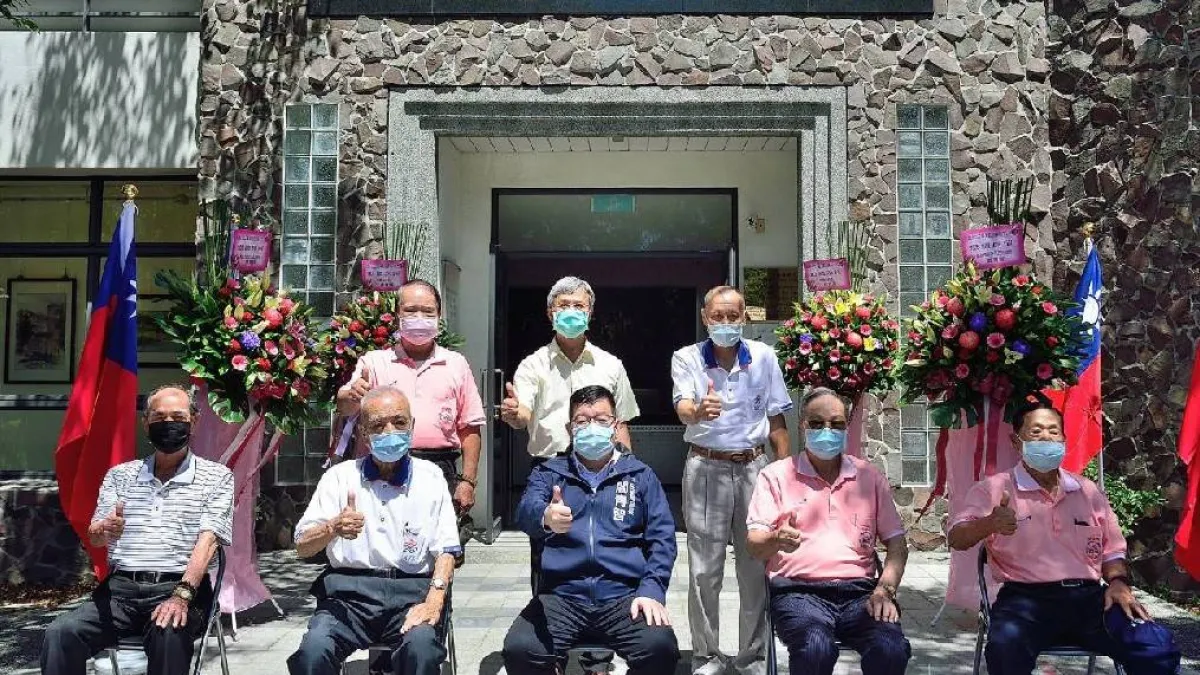 八二三台海戰役紀念館向參戰英雄們獻花致敬。 (圖/高市府提供)
