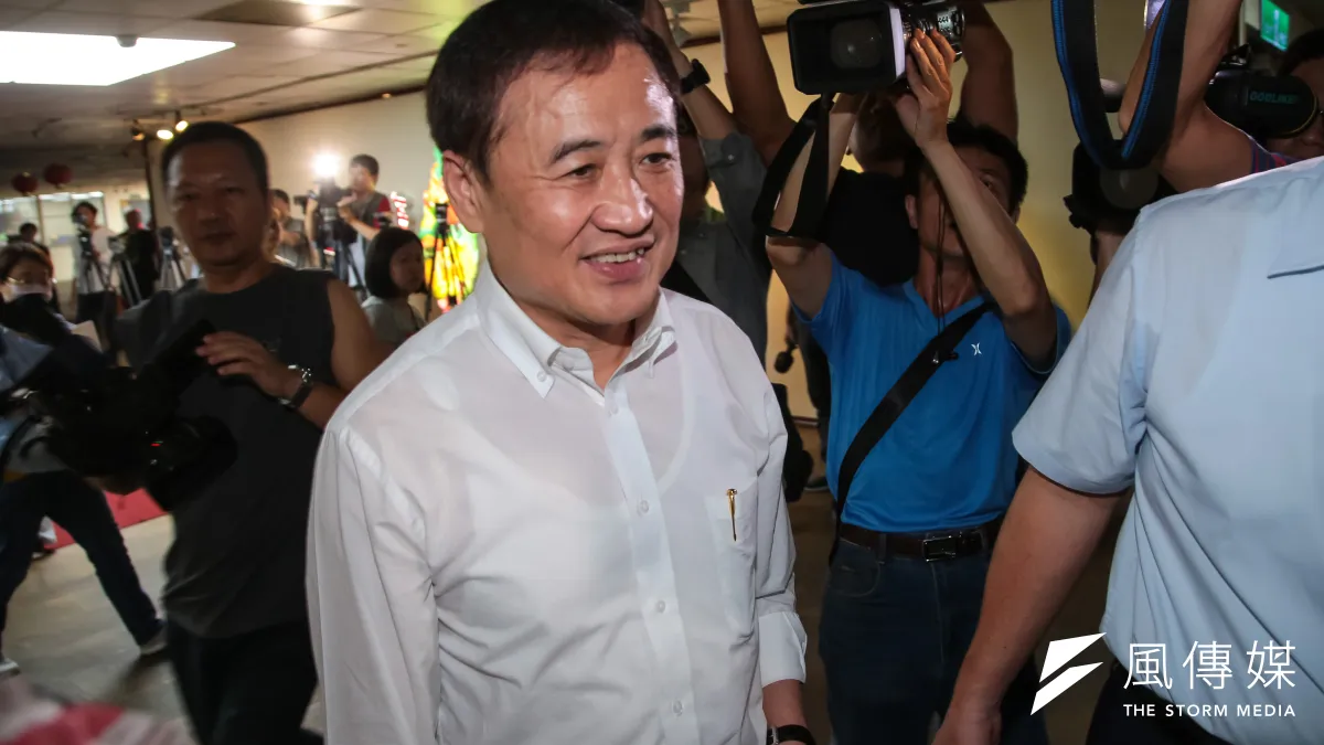 副市長陳景峻今(18)日下午出席北農董事會受訪時表示,一直以來他都是「白、綠」間溝通橋樑,並認為此事尚有轉圜餘地,會積極溝通協調。(顏麟宇攝)