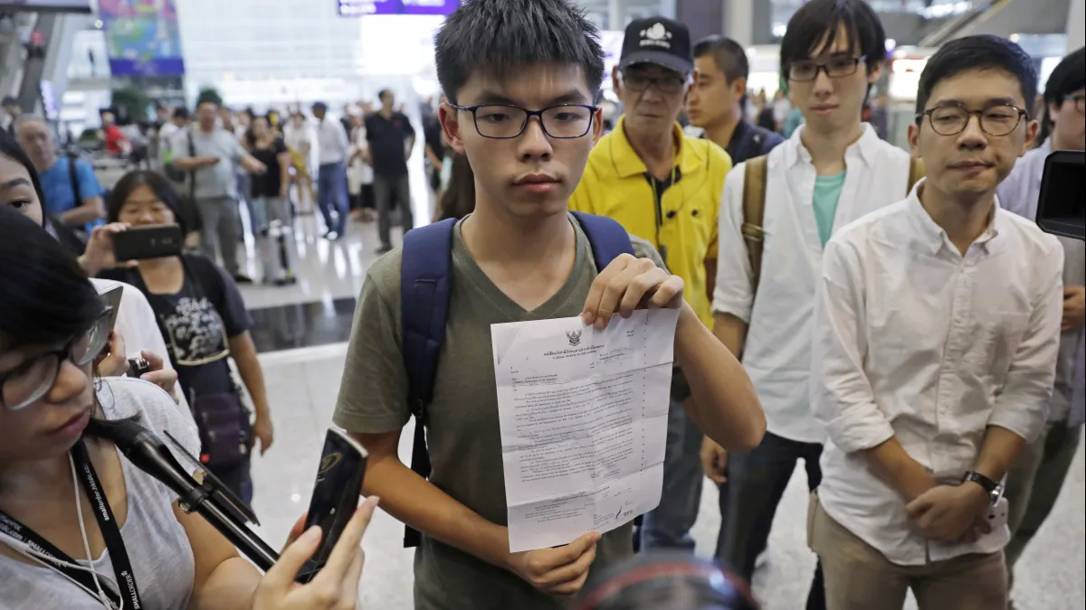 黃之鋒4日晚間由香港飛抵泰國曼谷,卻遭泰國當局拘留並遣返,5日下午3點抵達香港。(美聯社)