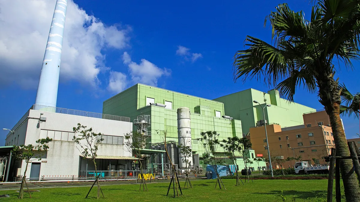 作者表示,曾發生核災的美國與日本都還繼續使用核能發電,顯示出核電廠安全是可以控制的、核廢料也是可以處理的。圖為核四廠(台電) 作者表示,曾發生核災的美國與日本都還繼續使用核能發電,顯示出核電廠安全是可以控制的、核廢料也是可以處理的。圖為核四廠(台電)