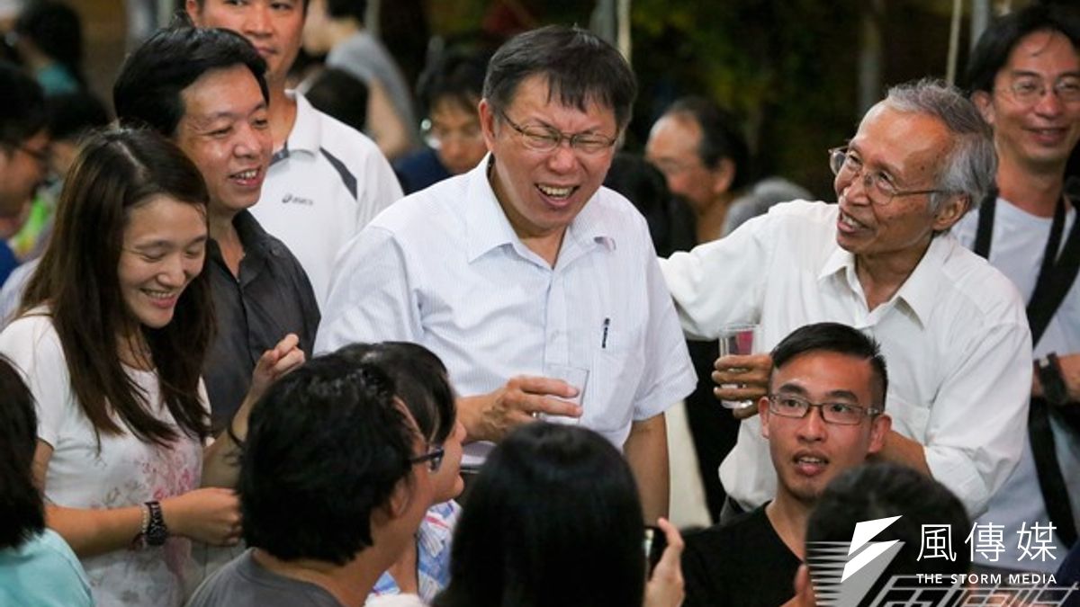 公督盟2014感恩餐會,台北市長參選人柯文哲到場當拍賣官並與在場民眾逐桌問候。(余志偉攝) 公督盟2014感恩餐會,台北市長參選人柯文哲到場當拍賣官並與在場民眾逐桌問候。(余志偉攝)