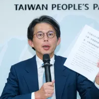 民眾黨主席黃國昌(見圖)表示,當初行政院提出15億預算,立法院凍結5億,如今花了14億9234萬元,行政院卻說一切合乎法律規範,把台灣人民當笨蛋嗎?(資料照,劉偉宏攝) 民眾黨主席黃國昌(見圖)表示,當初行政院提出15億預算,立法院凍結5億,如今花了14億9234萬元,行政院卻說一切合乎法律規範,把台灣人民當笨蛋嗎?(資料照,劉偉宏攝)