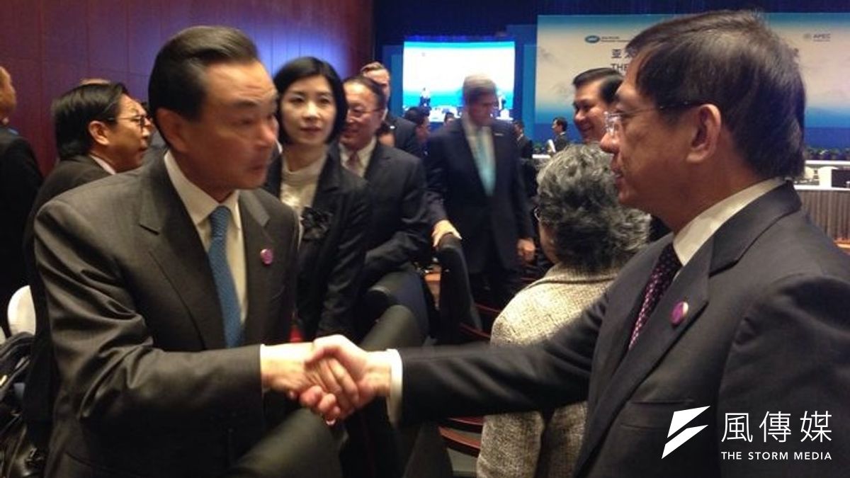 國發會主委管中閔(右)7日在APEC會場短暫寒暄。(國發會提供) 國發會主委管中閔(右)7日在APEC會場短暫寒暄。(國發會提供)