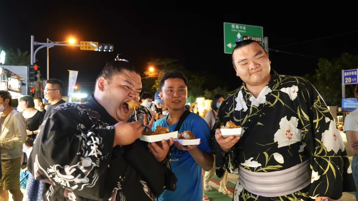 日本力士逛屏東墾丁大街,品嘗在地美食及文化。(圖/屏東縣政府傳播處提供)