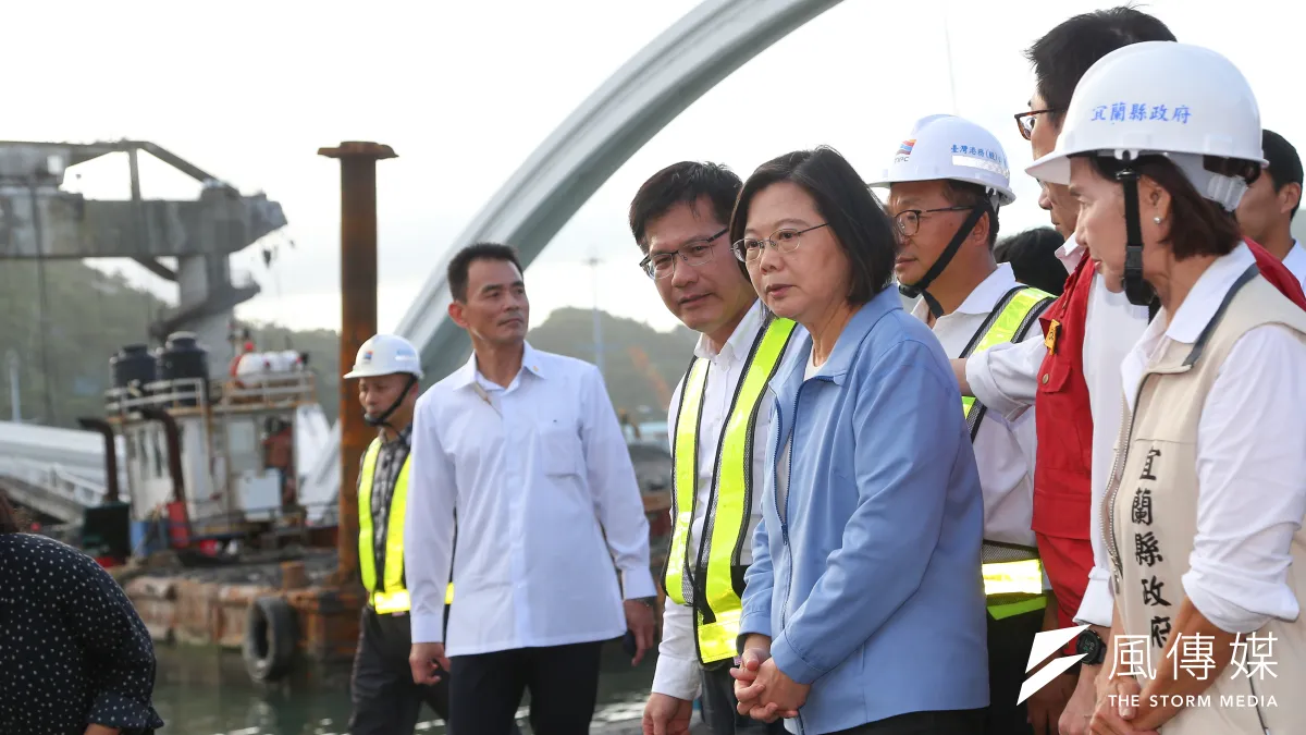 南方澳跨港大橋坍塌,總統蔡英文、交通部長林佳龍、宜蘭縣長林姿妙至現場視察。(顏麟宇攝)
