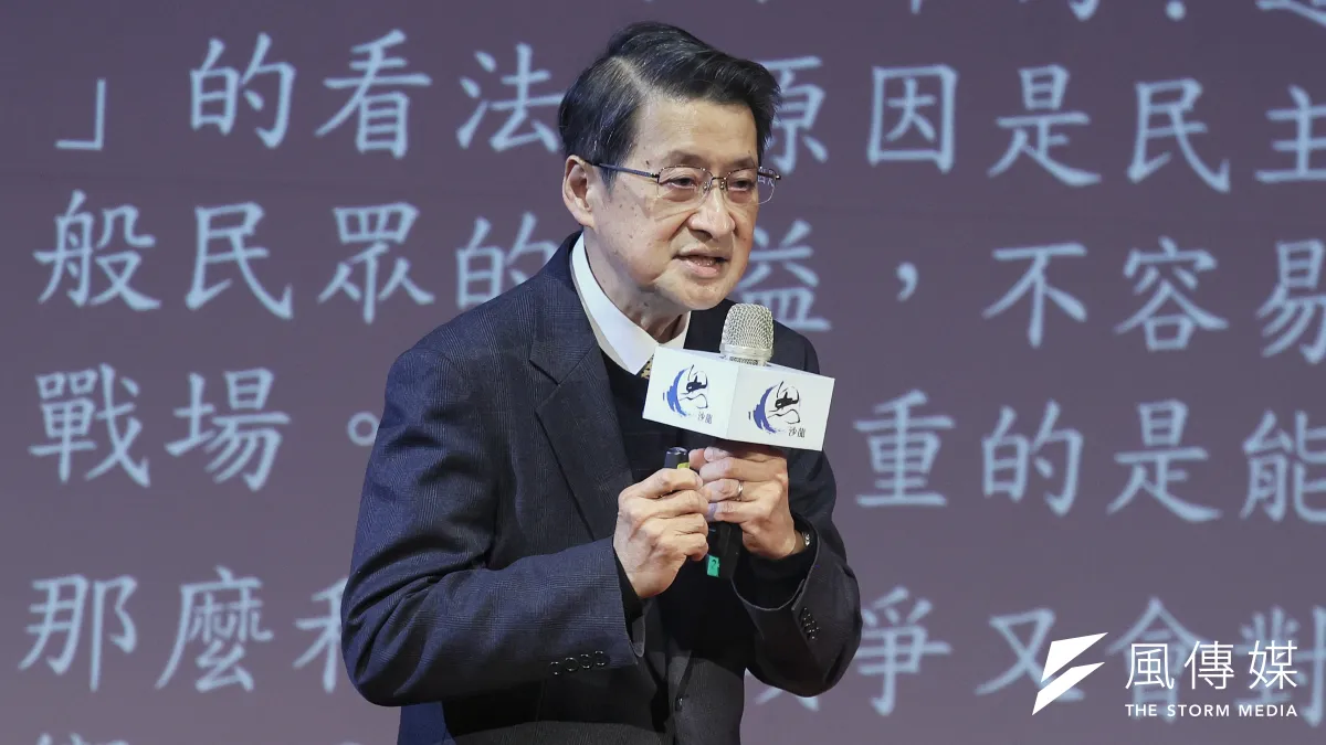 龍應台基金會「不尋常對話 – 沒有和平,民主會怎樣?」16日由中研院院士吳玉山發表演講。(柯承惠攝)