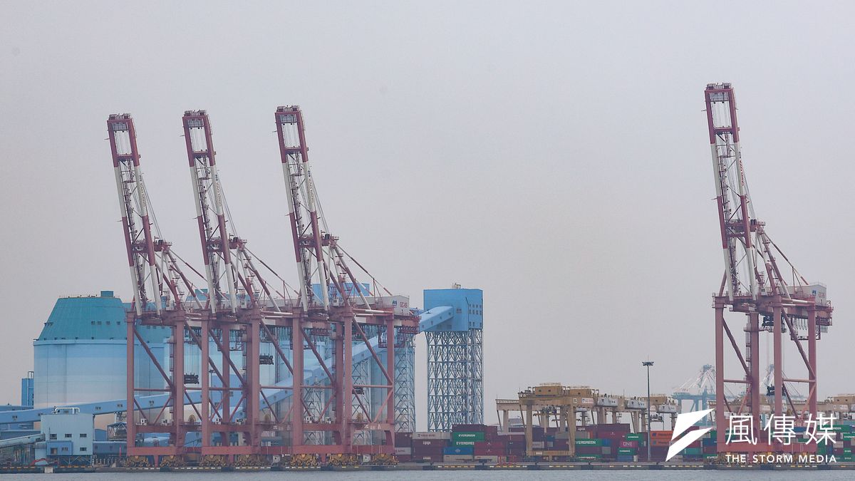 外界對於今年川普是否可能重返白宮的討論度也日漸升高,英國經濟學人智庫(EIU)則將川普重返執政列為年度可能影響全球經貿秩序的五大風險之一,圖為高雄港。(資料照,顏麟宇攝) 外界對於今年川普是否可能重返白宮的討論度也日漸升高,英國經濟學人智庫(EIU)則將川普重返執政列為年度可能影響全球經貿秩序的五大風險之一,圖為高雄港。(資料照,顏麟宇攝)