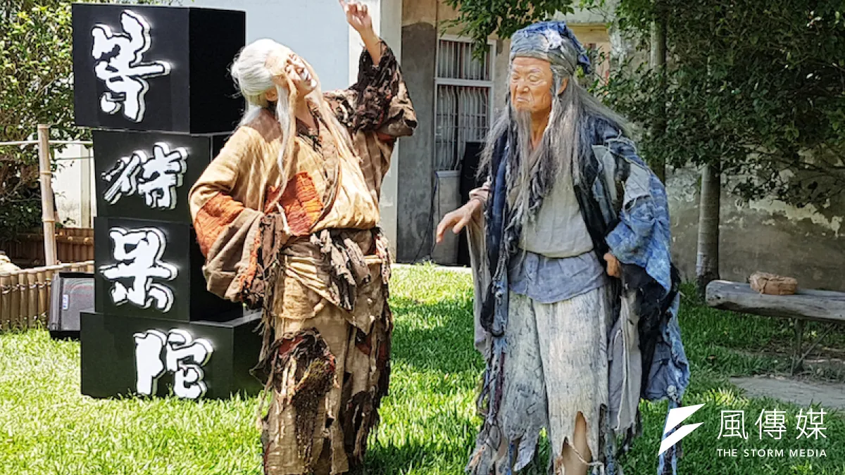 吳興國(右)及盛鑑兩位老師現場示範「等待果陀」精彩片段。(圖/方詠騰攝)