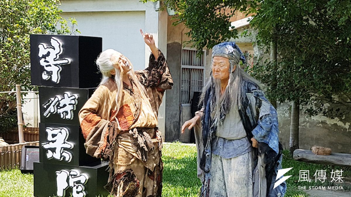 吳興國(右)及盛鑑兩位老師現場示範「等待果陀」精彩片段。(圖/方詠騰攝) 吳興國(右)及盛鑑兩位老師現場示範「等待果陀」精彩片段。(圖/方詠騰攝)