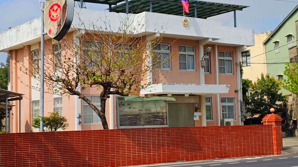 台南市新營分局華雅派出所外的袖招相當破爛。(圖/翻攝自記者爆料網) 台南市新營分局華雅派出所外的袖招相當破爛。(圖/翻攝自記者爆料網)