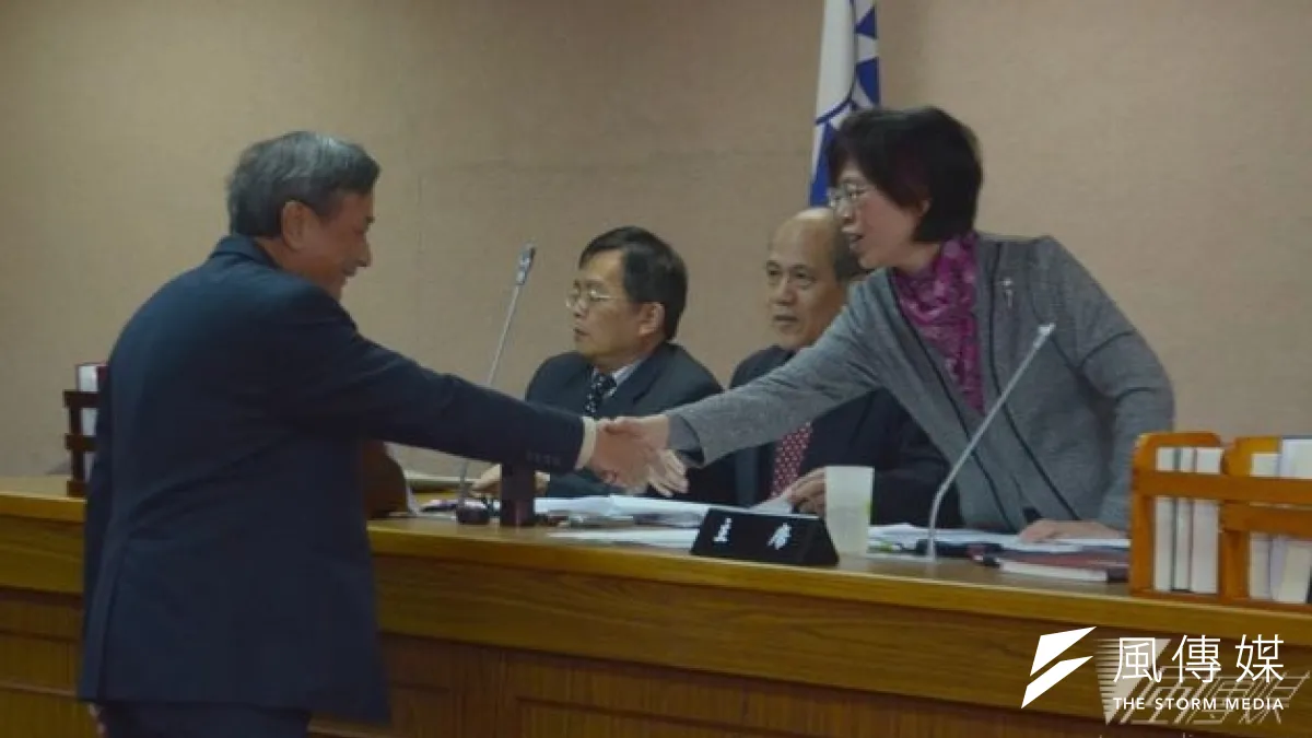 立法院司法法制委員審查婚姻平權法案,朝野立委各持正反立場發言結束後,召委尤美女宣布會議結束後與法務部次長陳明堂握手。(宋小海攝)