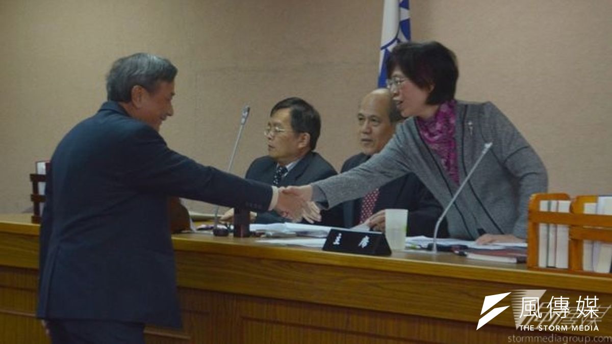 立法院司法法制委員審查婚姻平權法案,朝野立委各持正反立場發言結束後,召委尤美女宣布會議結束後與法務部次長陳明堂握手。(宋小海攝) 立法院司法法制委員審查婚姻平權法案,朝野立委各持正反立場發言結束後,召委尤美女宣布會議結束後與法務部次長陳明堂握手。(宋小海攝)