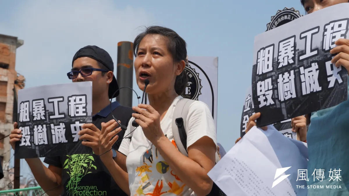 南港瓶蓋工廠守衛隊等公民團體15日召開記者會,除再度痛批柯P跳票,也質疑為何動工時沒有將周邊建物、樹木保護好致損鄰。(王彥喬攝)