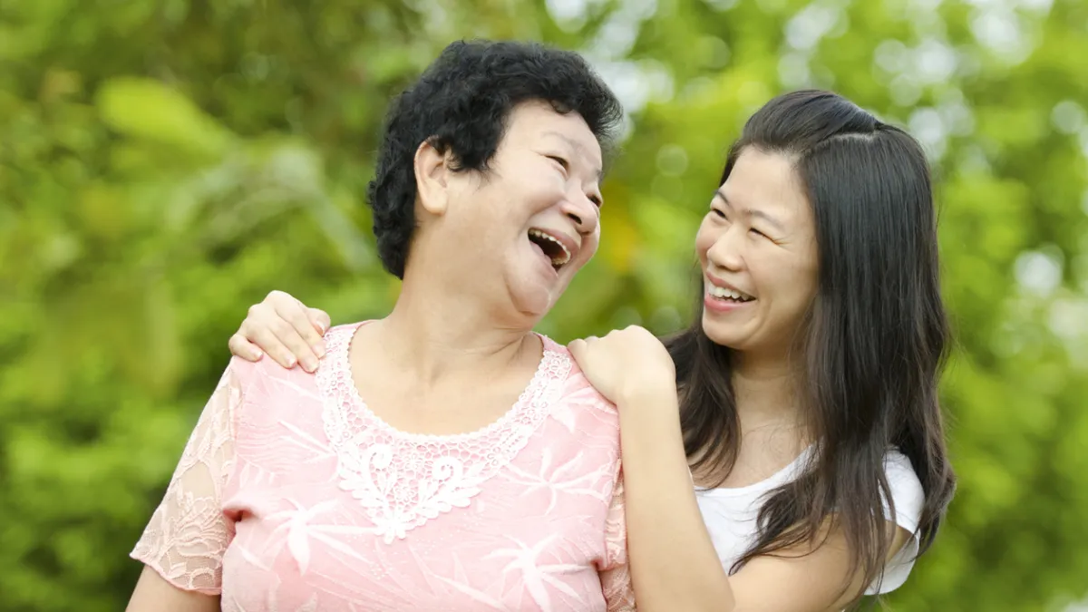 離家後的成年子女,誰最常探視父母?中研院家庭動態調查顯示:單身女兒最常回家。這篇論文不但正面挑戰了西方經濟學的「示範效果」理論,登上國際知名期刊《The Social Science Journal》,還獲得編輯好文大推。(圖/iStock,研之有物提供)