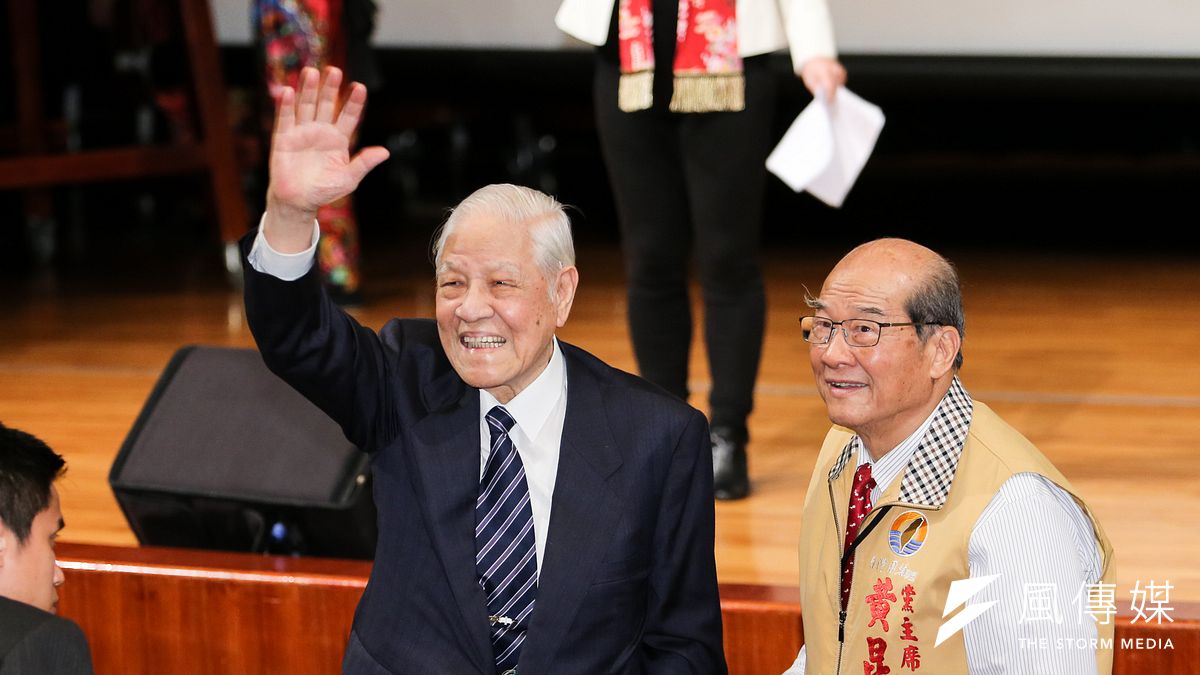 台聯黨主席黃昆輝(右)請辭後,催生台聯的前總統李登輝(左)已委請前台聯立委程振隆協助過渡期,保障黨公職權益。(資料照,陳明仁攝) 台聯黨主席黃昆輝(右)請辭後,催生台聯的前總統李登輝(左)已委請前台聯立委程振隆協助過渡期,保障黨公職權益。(資料照,陳明仁攝)