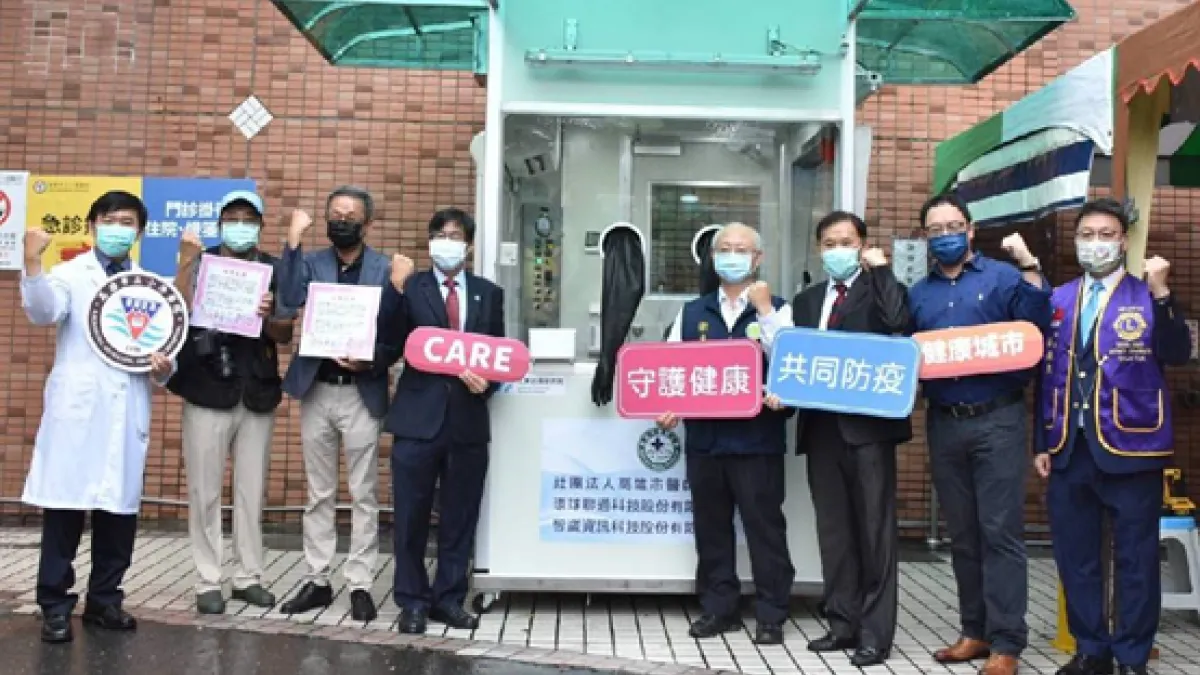 高雄市醫師公會結合在地企業及國際獅子會300E1區,超前佈署捐贈7座「正壓檢疫亭」給高市衛生局。(圖/高雄市醫師公會提供)